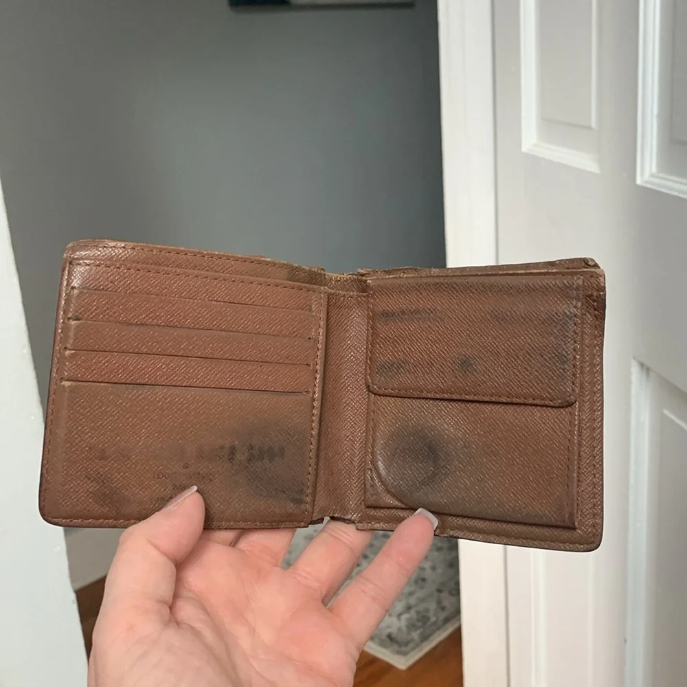 Authentic Louis Vuitton men’s bilfold monogram wallet